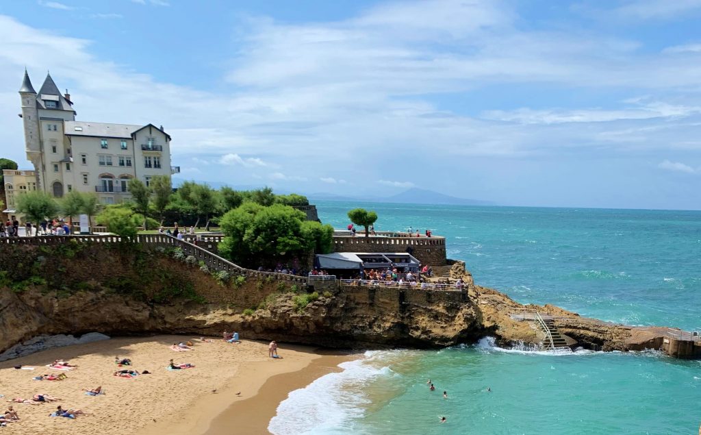 ¿Quieres pasar por una pasarela sobre el mar, llegar a un punto clave y descubrir la mágica leyenda de este lugar concreto de Biarritz? Entra te lo contamos.