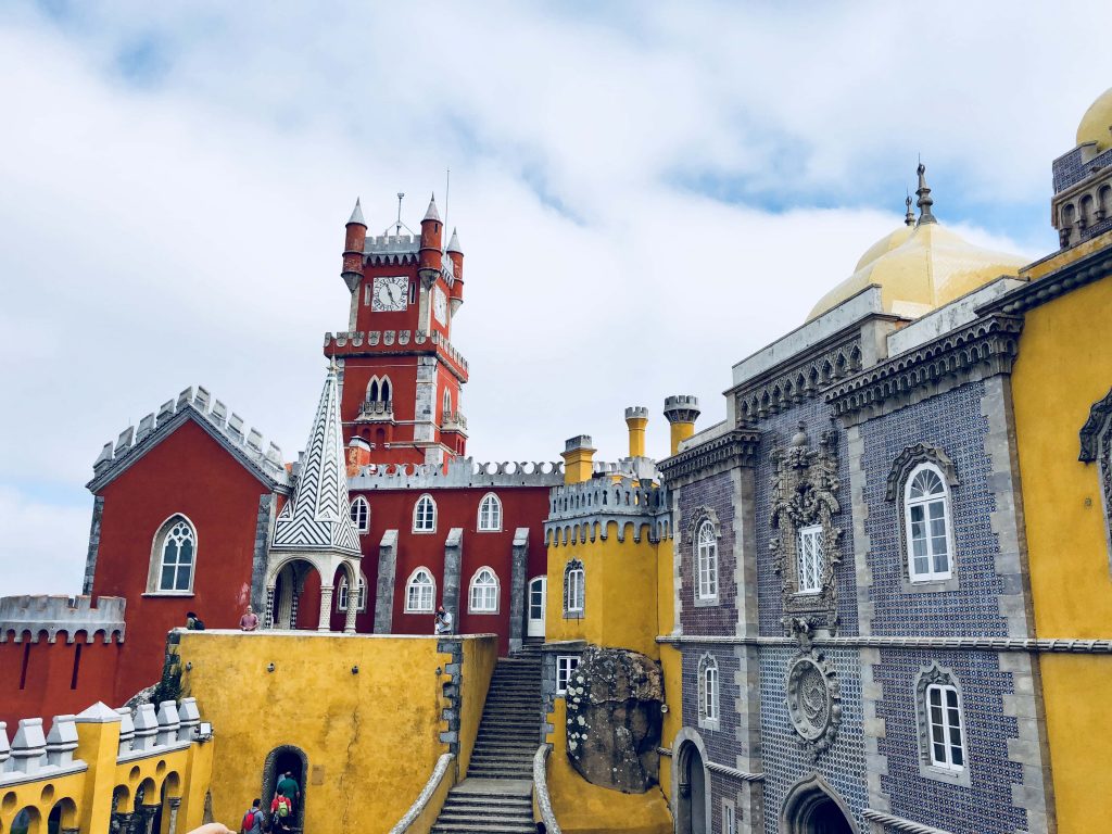Qué ver en Sintra, dónde comer con mapas, guías y todo lo que necesitas para tu próxima escapada al País vecino de Portugal.