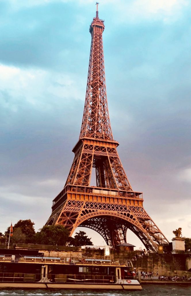Que París es la ciuad del amor todo el mundo lo sabe pero, ¿sabías que Francia cuenta con más de 40.000 castillos? ¿o que es uno de los países más visitados del mundo?. Descúbre eso y mucho más aquí en nuestro Blog.